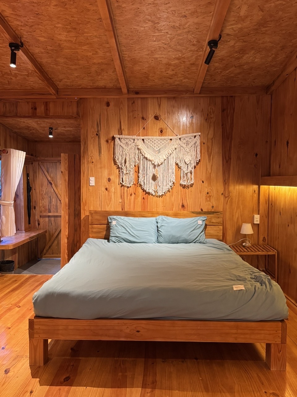 Bên trong cabin nhà gỗ với giường rộng