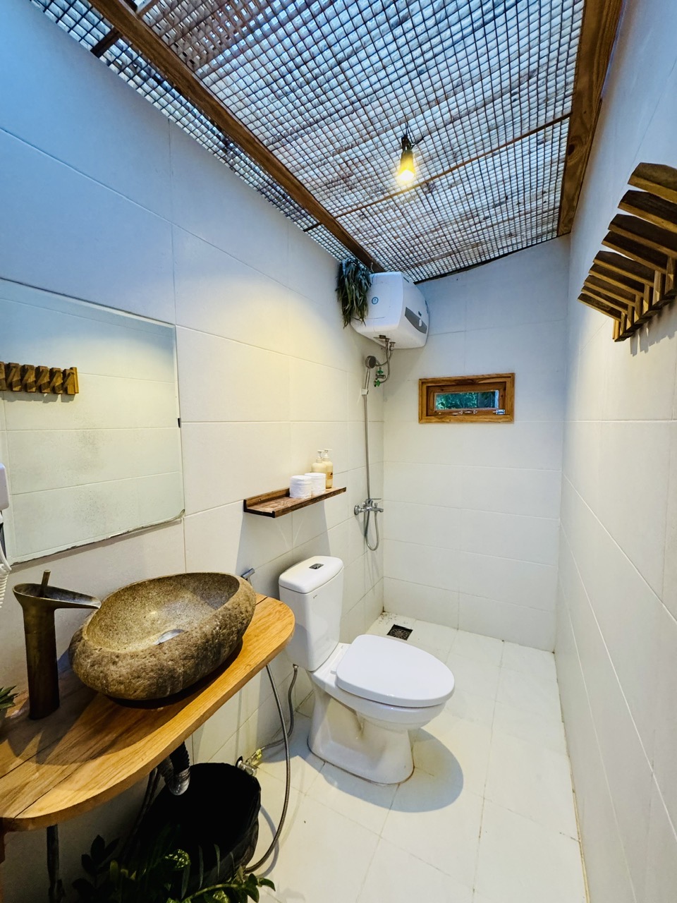 Phòng tắm cabin với bồn rửa đá tự nhiên