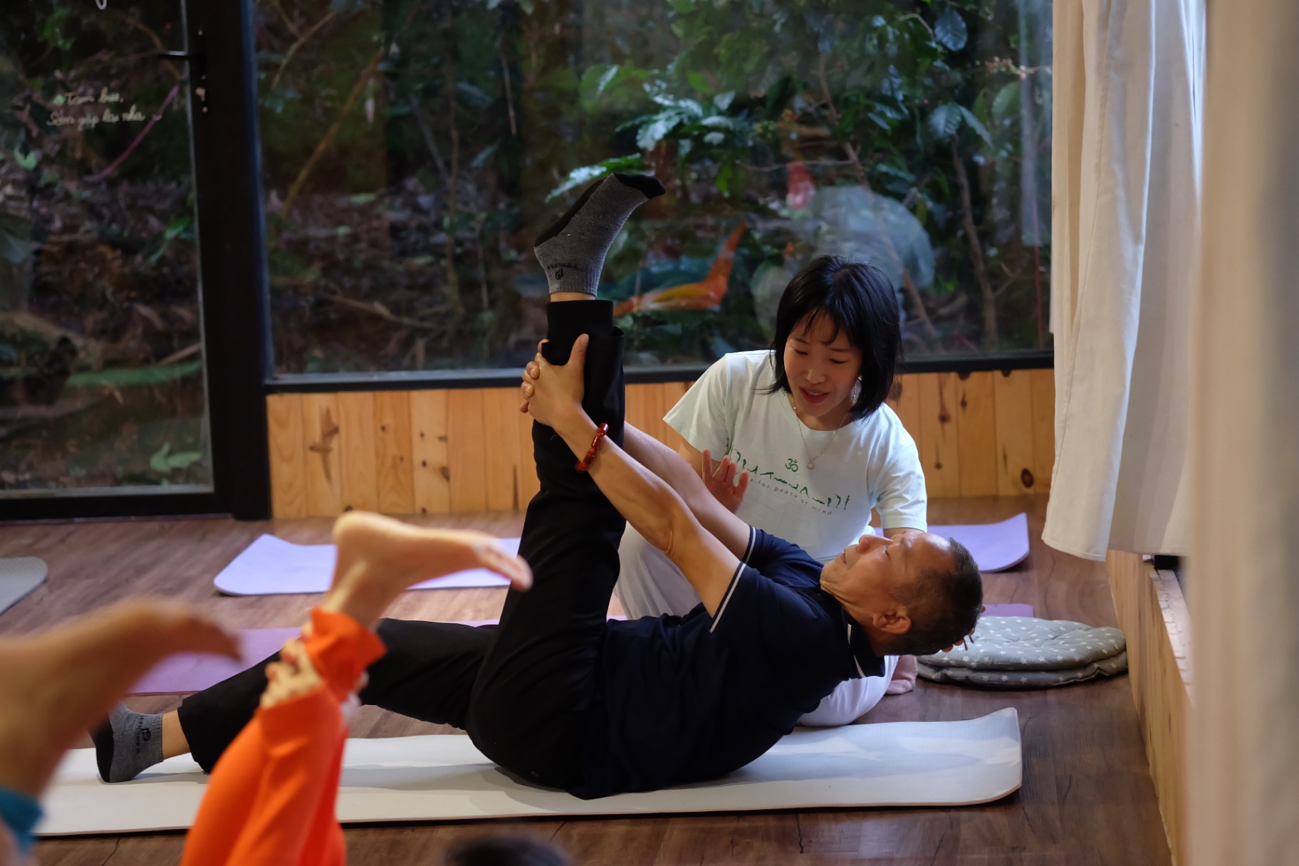 Đội ngũ đồng hành hướng dẫn thực hành Yoga và Sound Healing tại retreat.