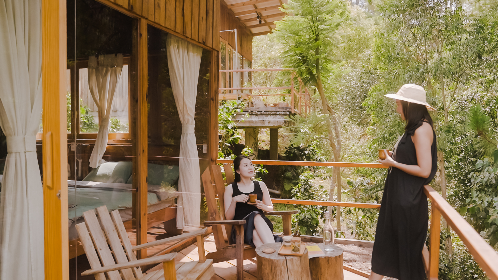 Hiên bungalow giữa cây xanh