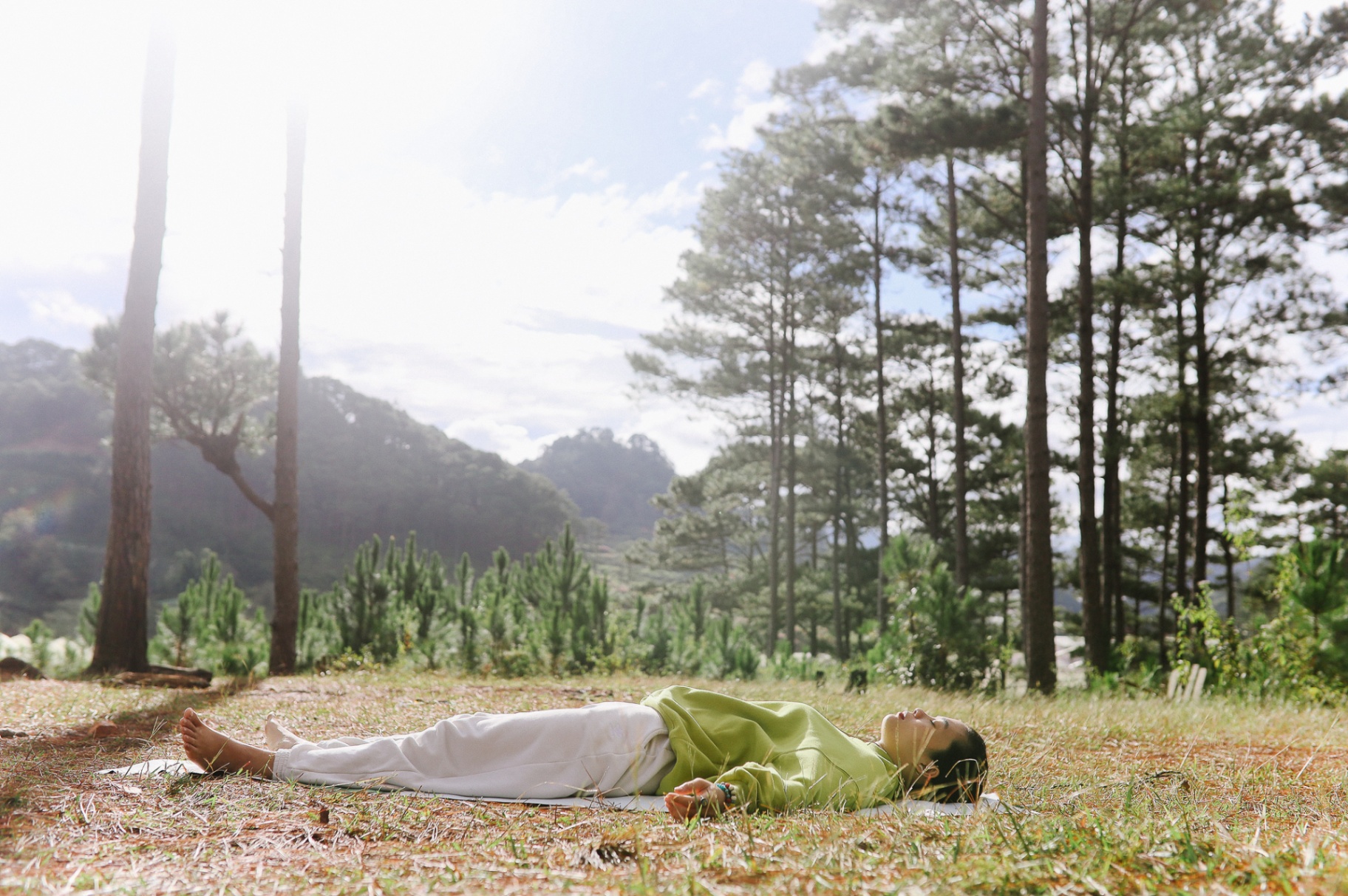 Khách tham gia thực hành Yoga và Sound Healing trong không gian thiên nhiên tại retreat.