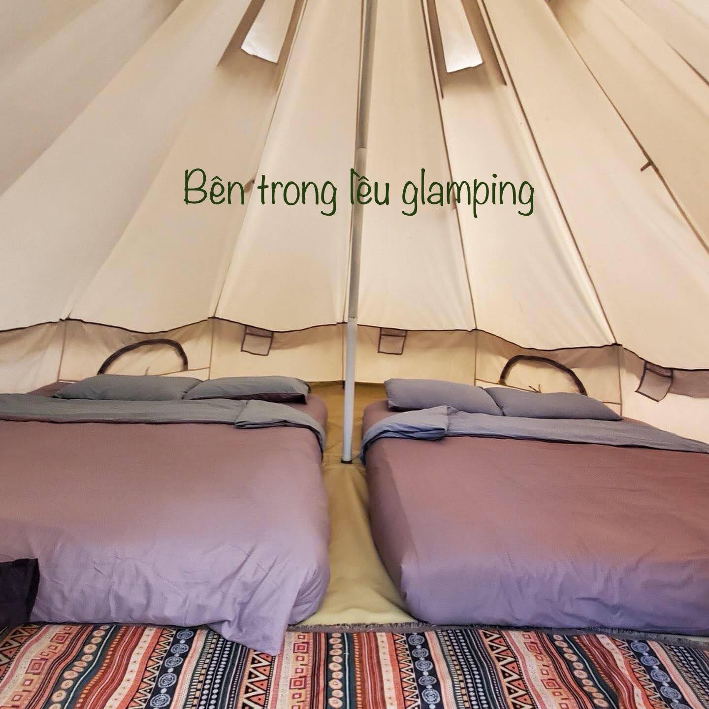 Bên trong lều glamping với hai giường